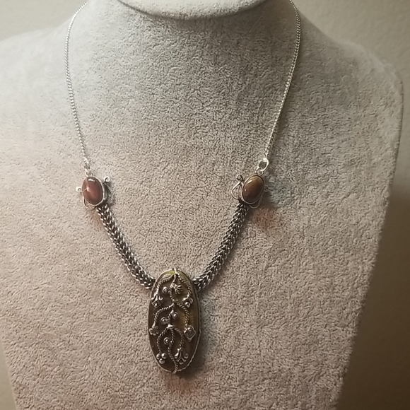 ENTICING NECKLACE NWOT